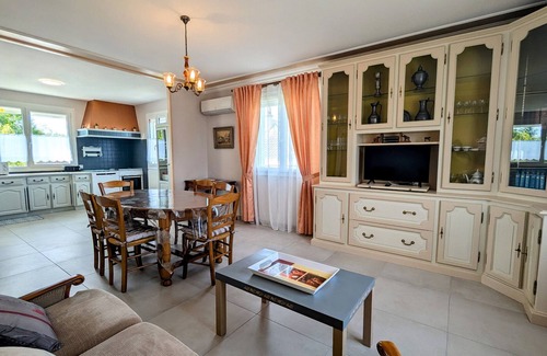 Argy Cabaña | Casa renovada en Argy: jardín privado, garaje y sala de juegos