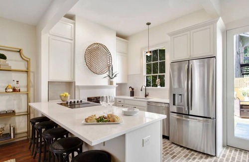 Savannah Victorian District Casa | Renovated Victorian District Home | Hot Tub