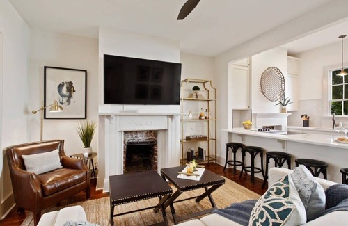 Savannah Victorian District Casa | Renovated Victorian District Home | Hot Tub