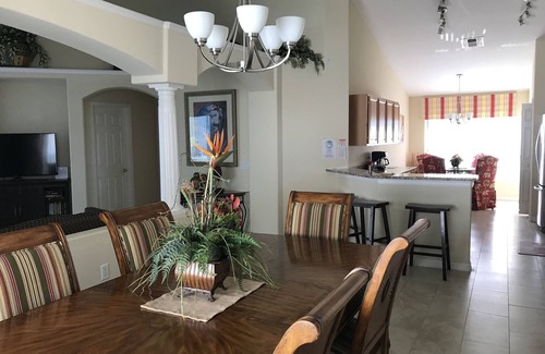 Eagle Pointe South Casa | Recientemente renovado en 2018 Waterfront 4 Bed / 2Bath Home 12Min. a Disney y Tiendas