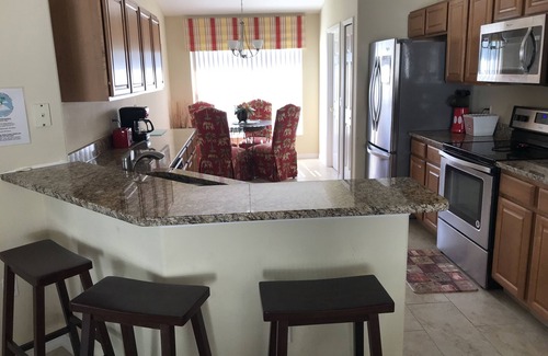 Eagle Pointe South Casa | Recientemente renovado en 2018 Waterfront 4 Bed / 2Bath Home 12Min. a Disney y Tiendas
