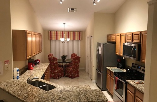 Eagle Pointe South Casa | Recientemente renovado en 2018 Waterfront 4 Bed / 2Bath Home 12Min. a Disney y Tiendas