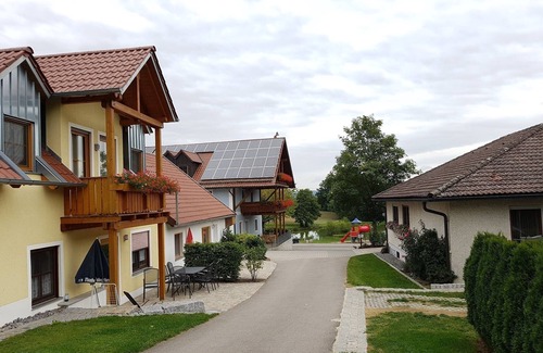 Neunburg vorm Wald Apartamento | Apartamento reformado en planta baja con terraza comunitaria.