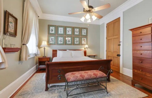 Faubourg Marigny Cama Y Desayuno | Rent entire top-rated, 9 BR Bed & Breakfast with pool - walk to French Quarter