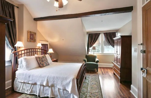 Faubourg Marigny Cama Y Desayuno | Rent entire top-rated, 9 BR Bed & Breakfast with pool - walk to French Quarter