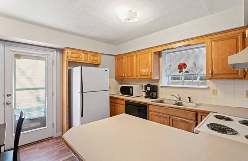 Independence Casa | Comfortable Mid-Term Rental in Charming Independence, Missouri: Your Ideal Home Away from Home!