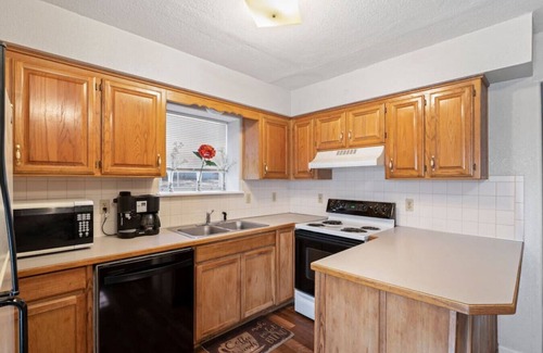 Independence Casa | Comfortable Mid-Term Rental in Charming Independence, Missouri: Your Ideal Home Away from Home!