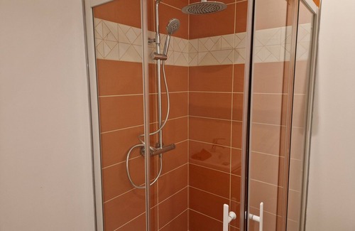 Chartres-de-Bretagne Apartamento | Apartamento-Familiar-Baño con ducha-Vista al patio