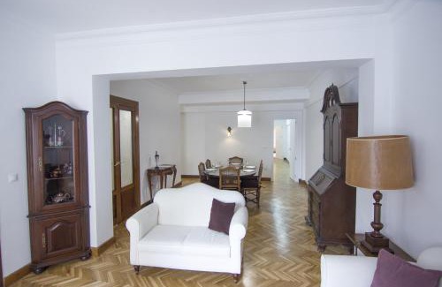 Los Remedios Apartamento | RentalSevilla Virgen de Consolación