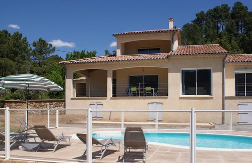 Les Salelles Villa | El alquiler de un chalet con piscina privada en el país.