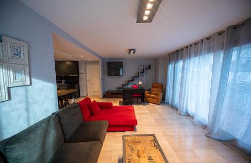Jaen Apartamento | RentitSpain Ático Moderno y Céntrico con balcón curvo en Jaén