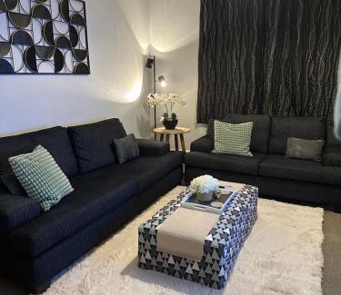 Nelson South Casa | RENWICK IN THE CITY NELSON, 10min easy walk to City Centre, 4min drive to Hospital, 13min drive to Airport, full kitchen, fast fibre wifi, quiet street, dog friendly