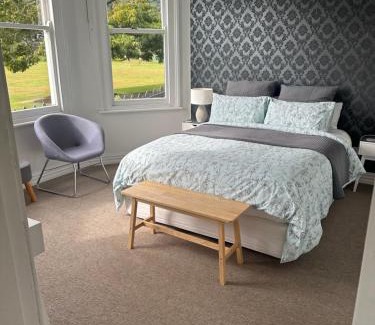 Nelson South Casa | RENWICK IN THE CITY NELSON, 10min easy walk to City Centre, 4min drive to Hospital, 13min drive to Airport, full kitchen, fast fibre wifi, quiet street, dog friendly