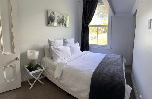 Nelson South Casa | RENWICK IN THE CITY NELSON, 10min easy walk to City Centre, 4min drive to Hospital, 13min drive to Airport, full kitchen, fast fibre wifi, quiet street, dog friendly