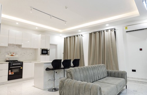 Mallam Apartamento | Reo's Smart Haven: Chic & Comfy