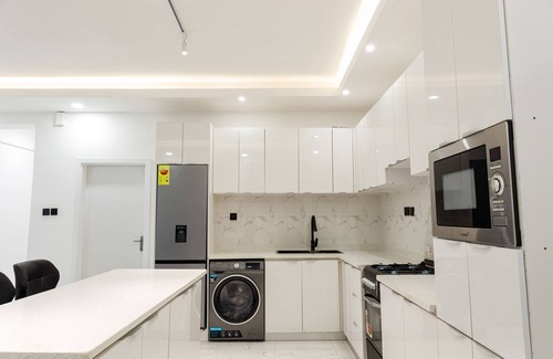 Mallam Apartamento | Reo's Smart Haven: Chic & Comfy