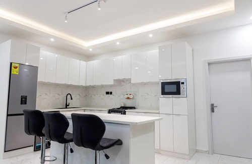 Mallam Apartamento | Reo's Smart Haven: Chic & Comfy