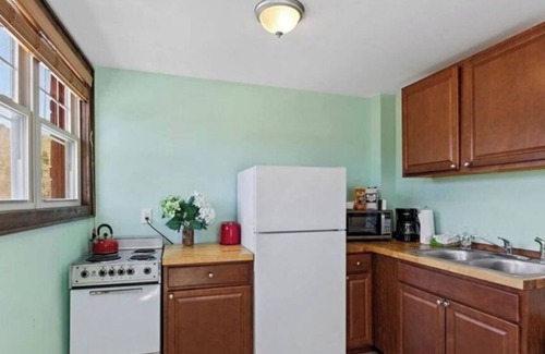 Hot Springs Apartamento | Reopened since Helene 🩵 Stay in downtown Hot Springs! Right on the AT!