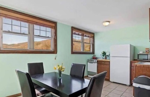 Hot Springs Apartamento | Reopened since Helene 🩵 Stay in downtown Hot Springs! Right on the AT!