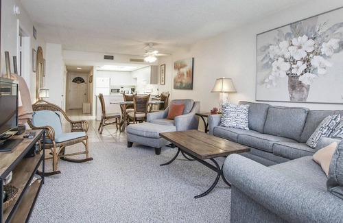 Sanibel Condominio | REOPENED! Tropical Garden Condo Just Steps to Sanibel Beach