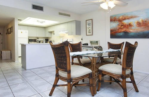 Sanibel Condominio | REOPENED! Tropical Garden Condo Just Steps to Sanibel Beach