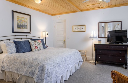 Asheville Cama Y Desayuno | Reserve all of Oakland Cottage B&B 6 BR 6BA, 1.5 miles to downtown Asheville, NC