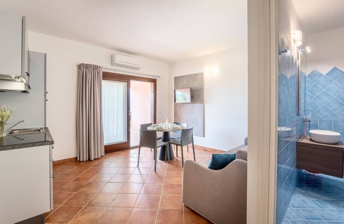 Trinita d'Agultu e Vignola Apartamento | Residence with pool in Isola Rossa