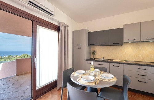 Trinita d'Agultu e Vignola Apartamento | Residence with pool in Isola Rossa
