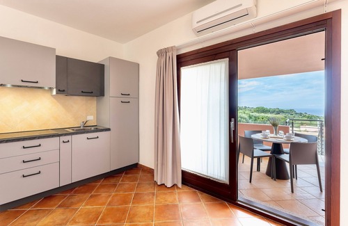 Trinita d'Agultu e Vignola Apartamento | Residence with pool in Isola Rossa