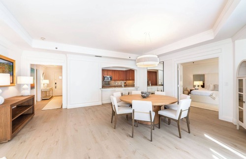 Seven Mile Beach Condominio | Residence 303, Elegant Oasis Minutes from Seven Mile Beach