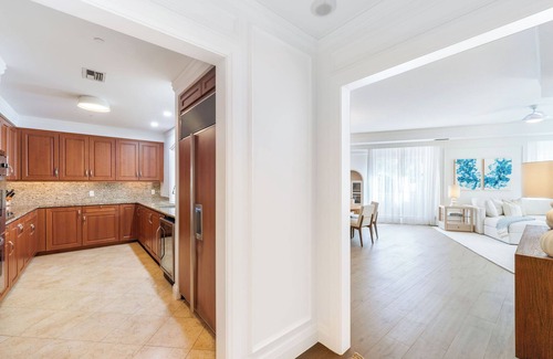 Seven Mile Beach Condominio | Residence 303, Elegant Oasis Minutes from Seven Mile Beach