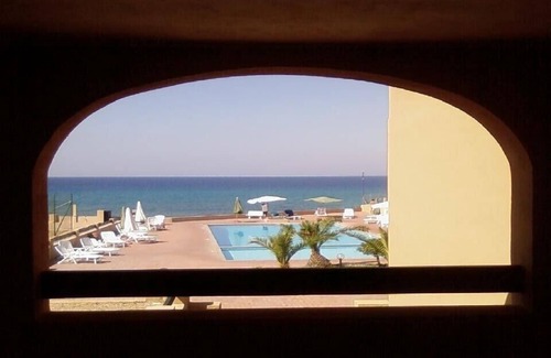 Lu Bagnu Complejo | Residencia a 50 m de la playa con acceso privado, 2 piscinas, jardines y deportes.