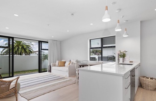Orewa Casa | RESIDENCE DE LA MER - OREWA HOLIDAY APARTMENT, pet friendly in Orewa