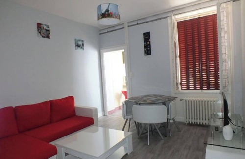 Chateauroux Apartamento | Residence Mifaly - Red and white decor apartment