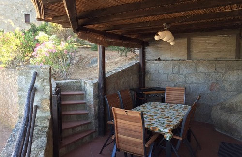 Baja Sardinia Casa | ESCALA DE RESIDENCIA CERRADA