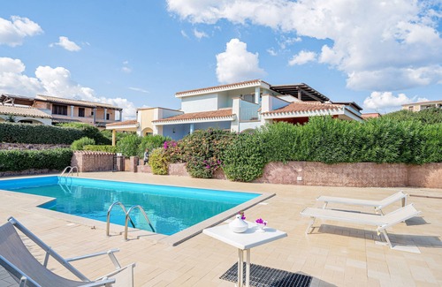 Monte Petrosu Apartamento | Residence with pool in Cala Girgolu