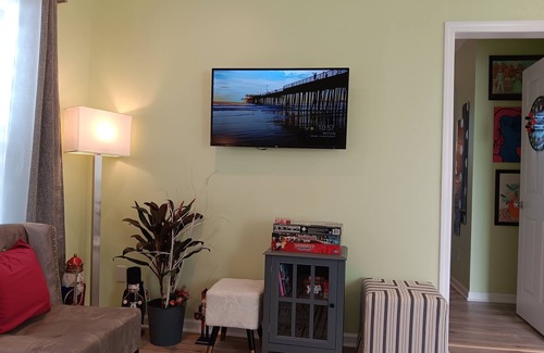 Hope Gardens Apartamento | Residential area .5 to 1 mile walk to the Downtown area.
