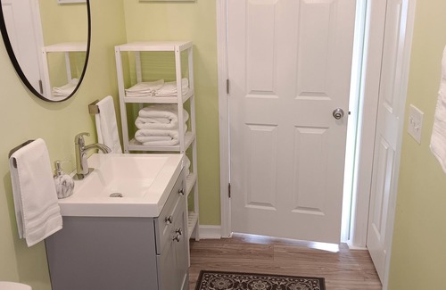 Hope Gardens Apartamento | Residential area .5 to 1 mile walk to the Downtown area.