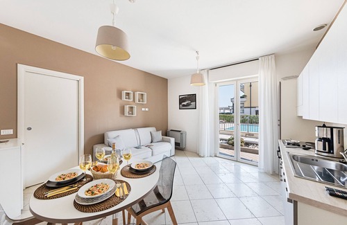 Desenzano del Garda Apartamento | Residenza Miralago with pool - Ground floor One-bedroom