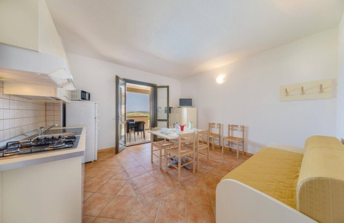 Tergu Apartamento | Residenza Le Farfalle 'Three-Room Apartment' with Garden View, Wi-Fi and Air Conditioning