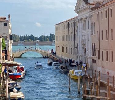 Cannaregio Apartamento | Residenza Stardust Suite with Canal View