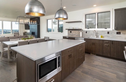Bend Casa | Resort amenities ~ mtn, golf views ~ hot tub ~ ample parking ~ concert shuttle