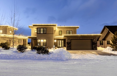 Bend Casa | Resort amenities ~ mtn, golf views ~ hot tub ~ ample parking ~ concert shuttle
