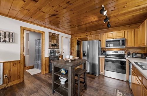 Pigeon Forge Cabina | Resort Cabin 3Br w/Hot Tub & Pool @ Dollywood