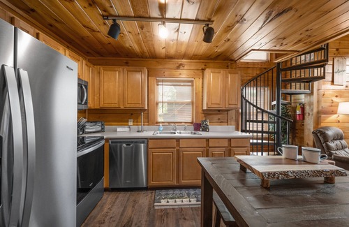 Pigeon Forge Cabina | Resort Cabin 3Br w/Hot Tub & Pool @ Dollywood