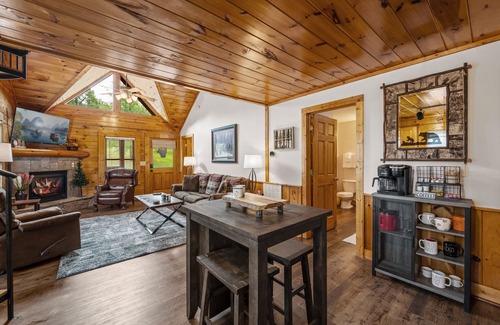 Pigeon Forge Cabina | Resort Cabin 3Br w/Hot Tub & Pool @ Dollywood
