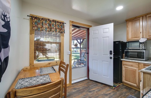 Chiloquin Apartamento | Resort Cabin on the River ~ 21 Mi to Crater Lake!