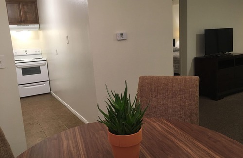 Racquet Club West Condominio | Perfecto escapada de Palm Springs. Muy bien remodelado. Cable y WiFi!