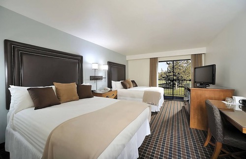 Redmond Cabina | Resort Getaway | 3 Units w/Pool, Spa & Free Parking