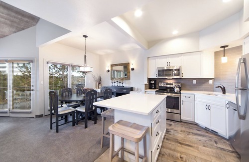 Redmond Cabina | Resort Getaway | 3 Units w/Pool, Spa & Free Parking